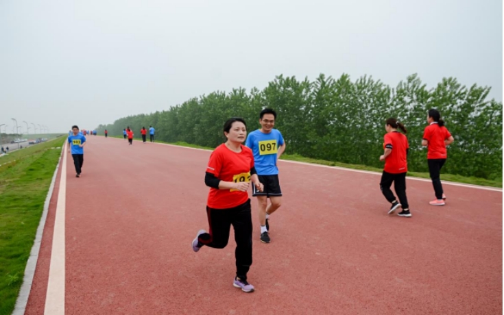 用奔跑姿态学习百年党史传承红色基因