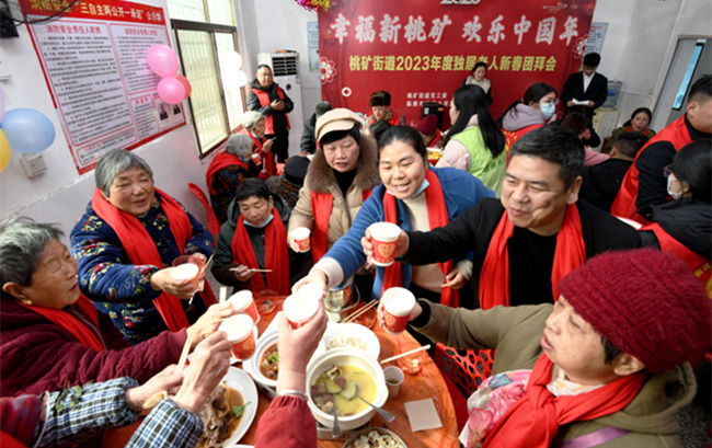 居民一起互道祝福喜迎新年。单位供图